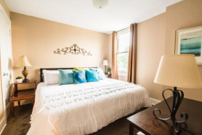 Broad Street Suite 1 - Parking Available - Downtown - Walkable - Above Restaurant - King and Queen Bedroom